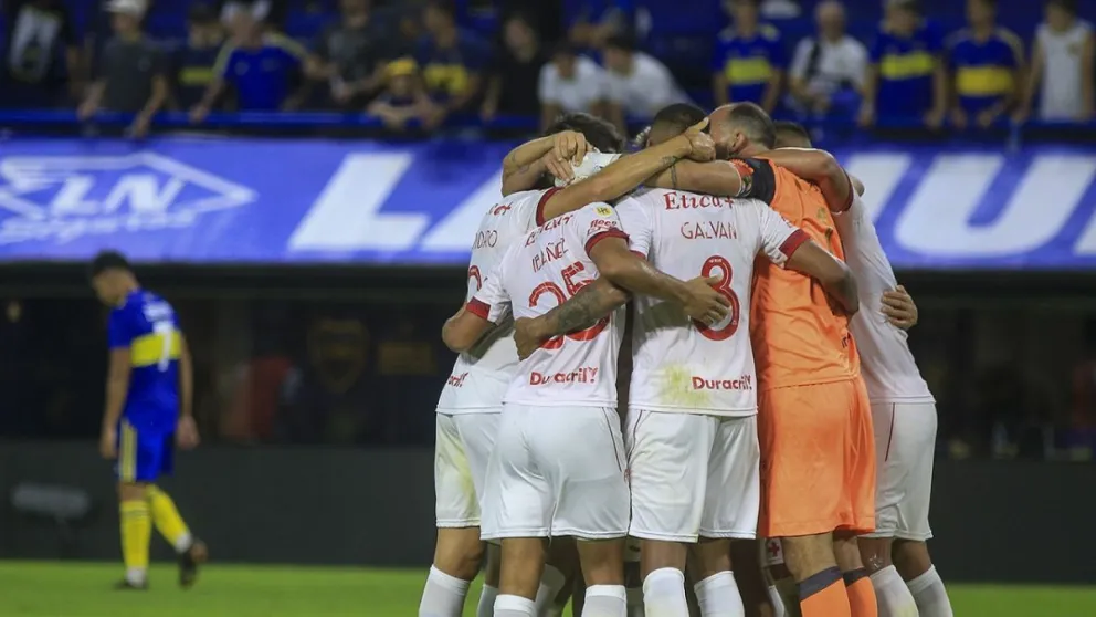 Boca tuvo una floja actuación y perdió con Huracán en la Bombonera tras 12 años