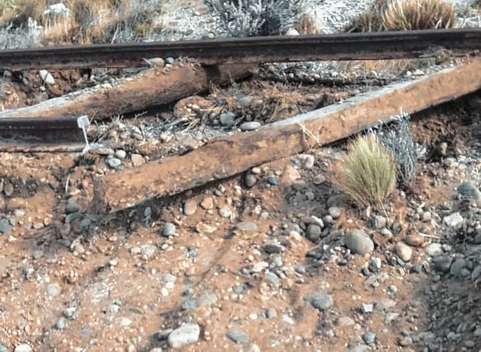 Desconocidos se alzaron con un tramo de  las vías del tren y los vecinos no paran de  escribir comentarios jocosos por Facebook