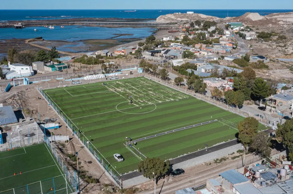 Caleta Córdova inaugura el césped sintético