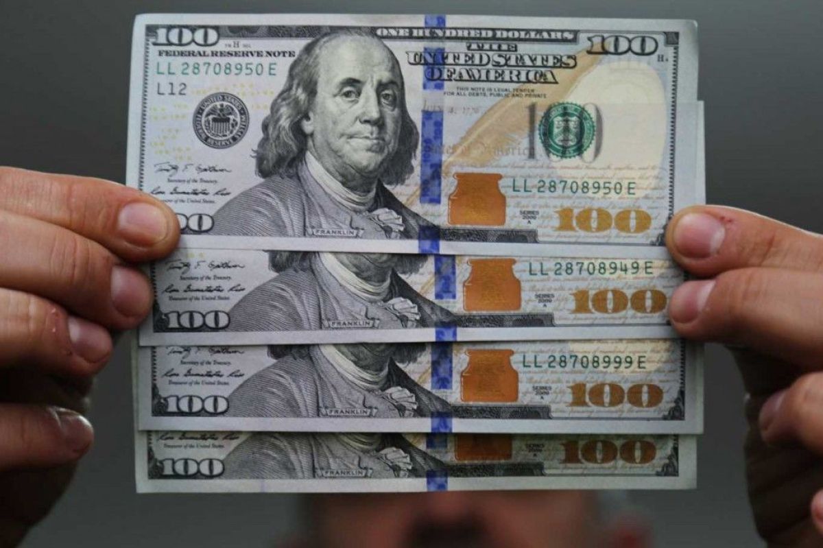 El dólar blue siguió en alza y cerró en el récord de $ 359