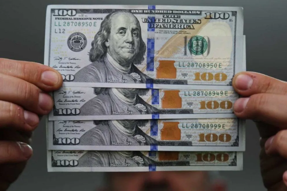 El dólar blue siguió en alza y cerró en el récord de $ 359