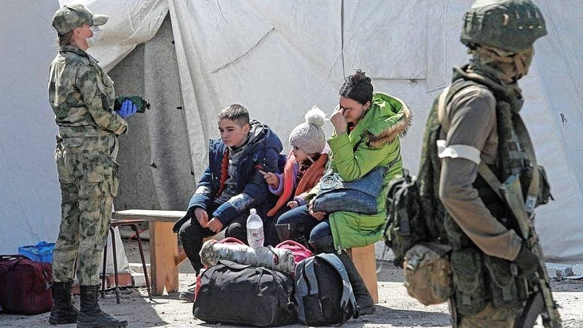 Evacúan decenas de civiles de la asediada acería de Mariúpol