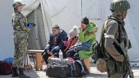 Evacúan decenas de civiles de la asediada acería de Mariúpol