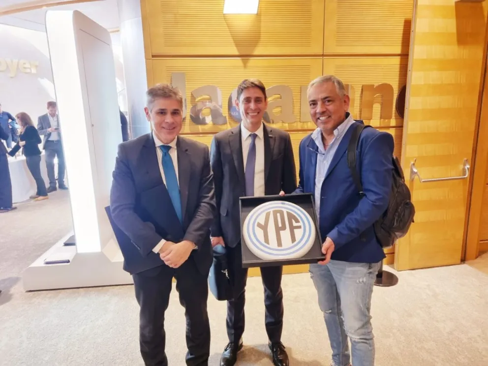 Reconocimiento a Soloaga en la asamblea de accionistas de YPF