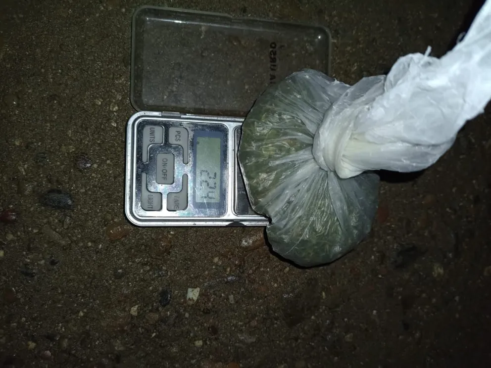 Los identificaron y uno de ellos tenía marihuana en su poder 