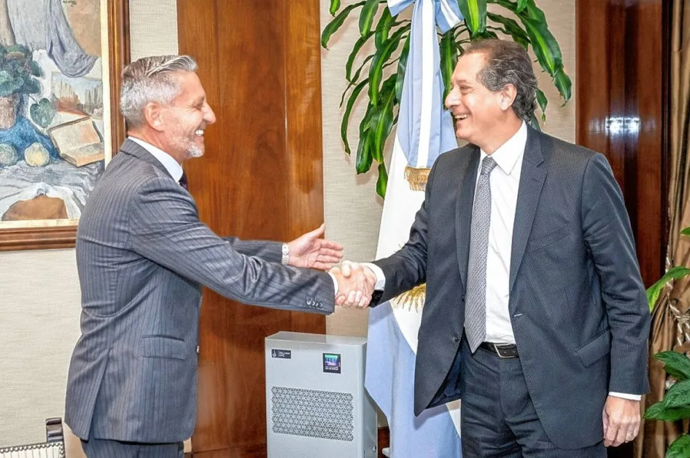 Arcioni firmó un convenio con el Banco Central para impulsar la educación financiera en la provincia
