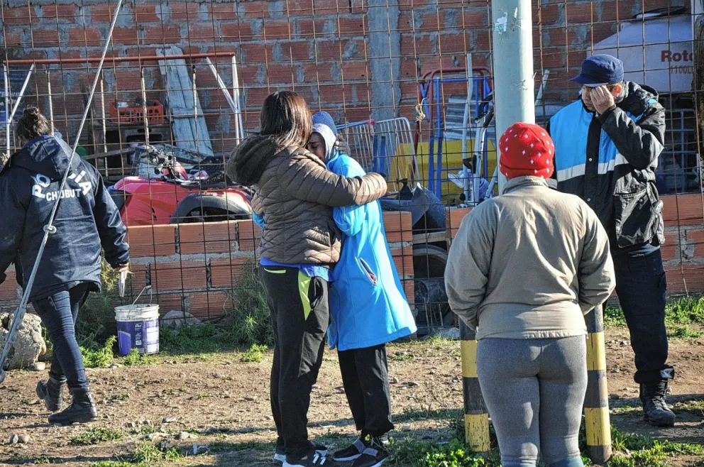 Conmoción por la muerte de la docente y su hijo en el incendio en Km 8