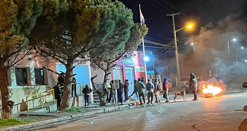 Denunció que policías, entre ellos dos mujeres, intentaron violarlo