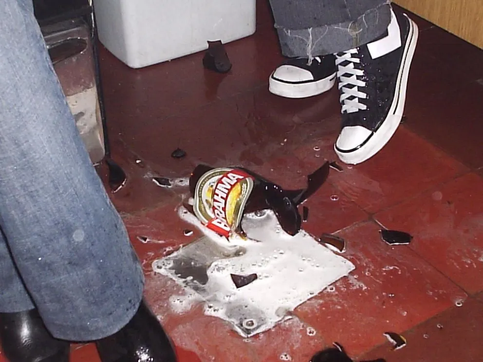 Desquiciado le pegó a su mujer, a sus hijos y quemó su vivienda porque se le rompió una botella de cerveza