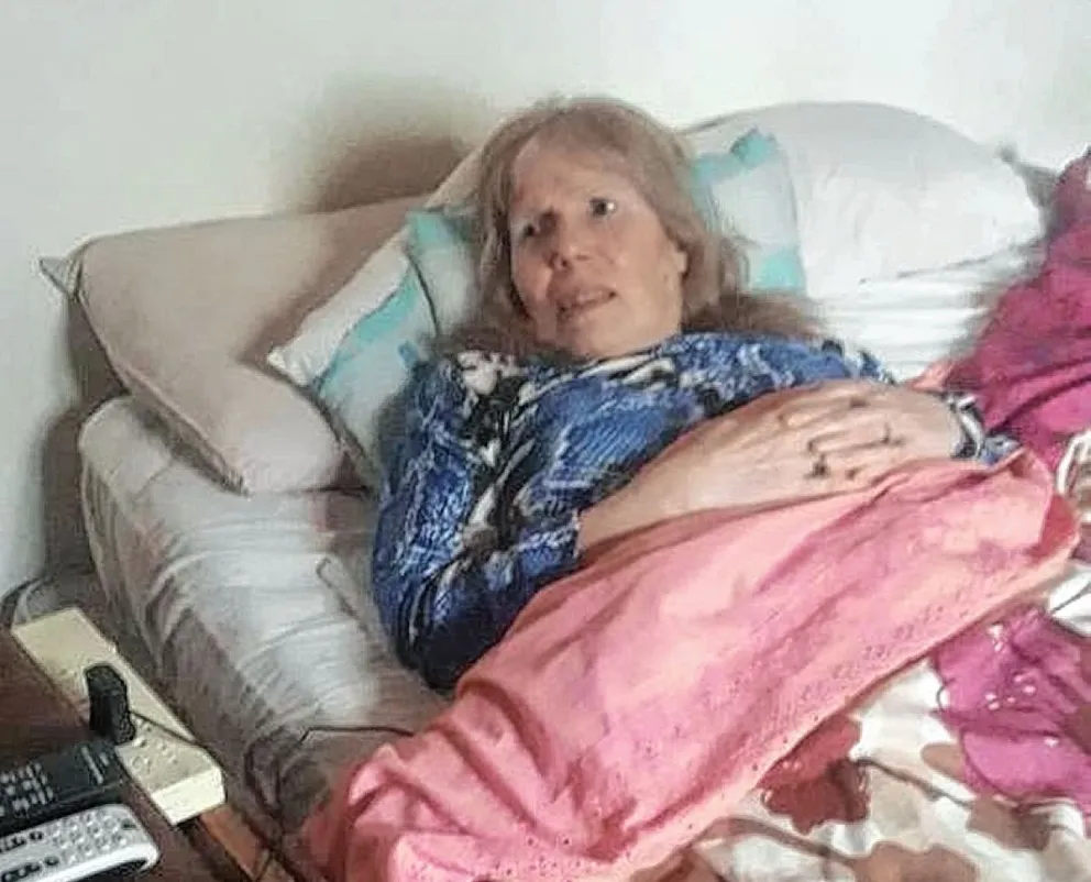 Es médica clínica y terapista profesional, aunque vive en estado de indigencia y necesita ayuda