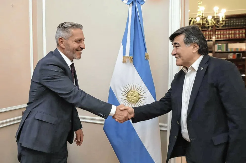 Arcioni firmó un convenio con la Escuela de Abogadas y Abogados del Estado del Chubut y la Procuración del Tesoro de la Nación