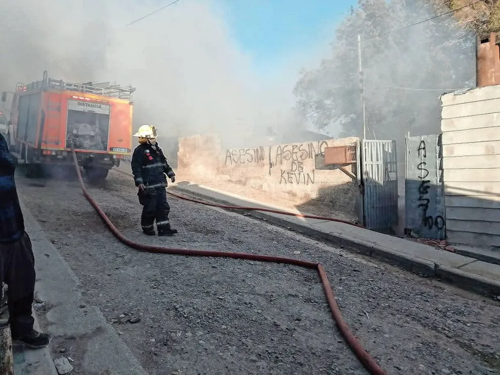 Incendiaron la casa de Rolando Nieves en cuyo portón habían escrito “Asesino de Kevin”