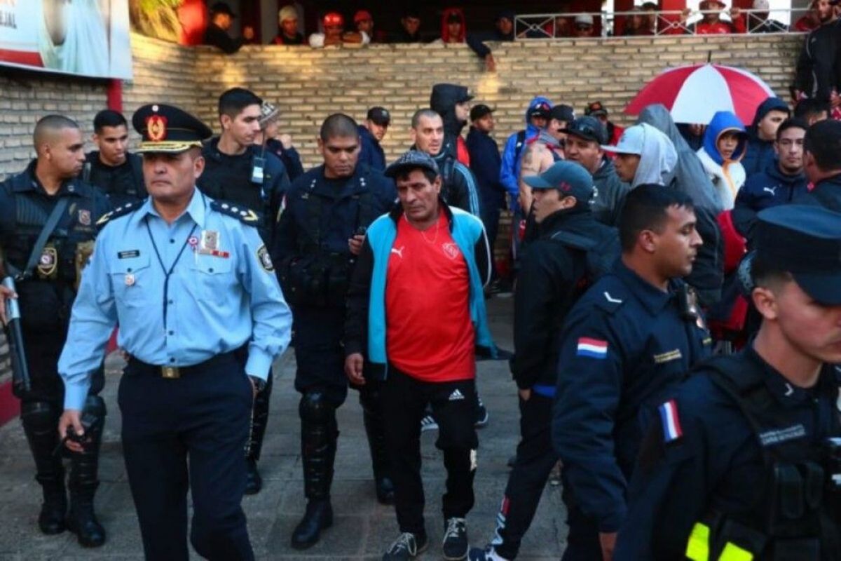 Expulsaron de Paraguay a 45 barras de Independiente por portación de drogas y armas