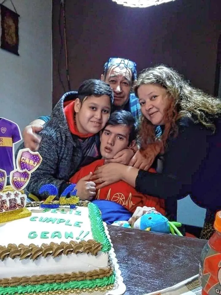 Gean, el joven que padece parálisis cerebral ya cuenta con el colchón que necesitaba, sin embargo continúa la rifa para poder costear su alimento
