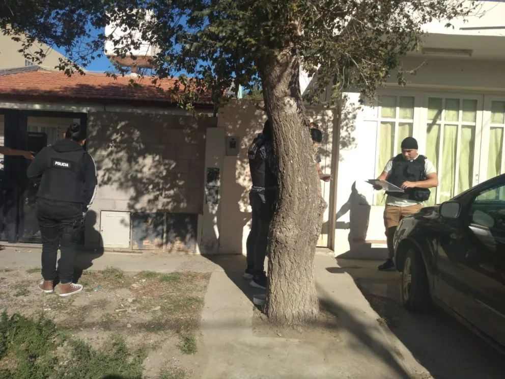 Allanaron al empleado de una heladería que robó los datos de la tarjeta de una clienta para efectuar compras 