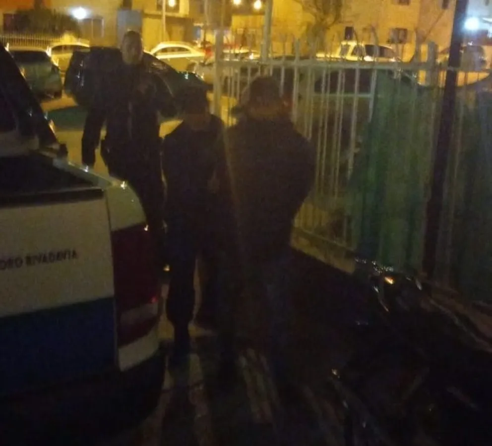 Robaba herramientas de un auto y se trenzó en una pelea con el dueño