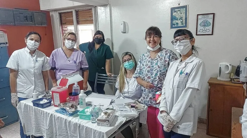Vacunaron con el refuerzo Covid-19 y antigripal a los abuelos del Hogar Pablo VI
