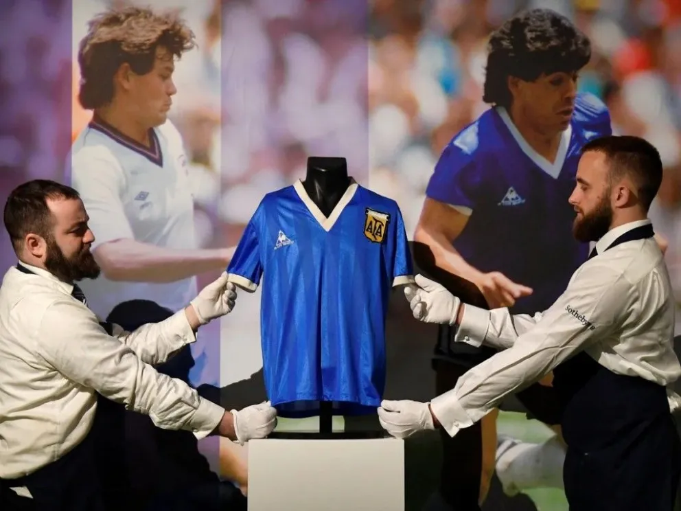 Subastaron en casi 9 millones de dólares la mítica camiseta de Maradona con la que le metió dos goles a Inglaterra