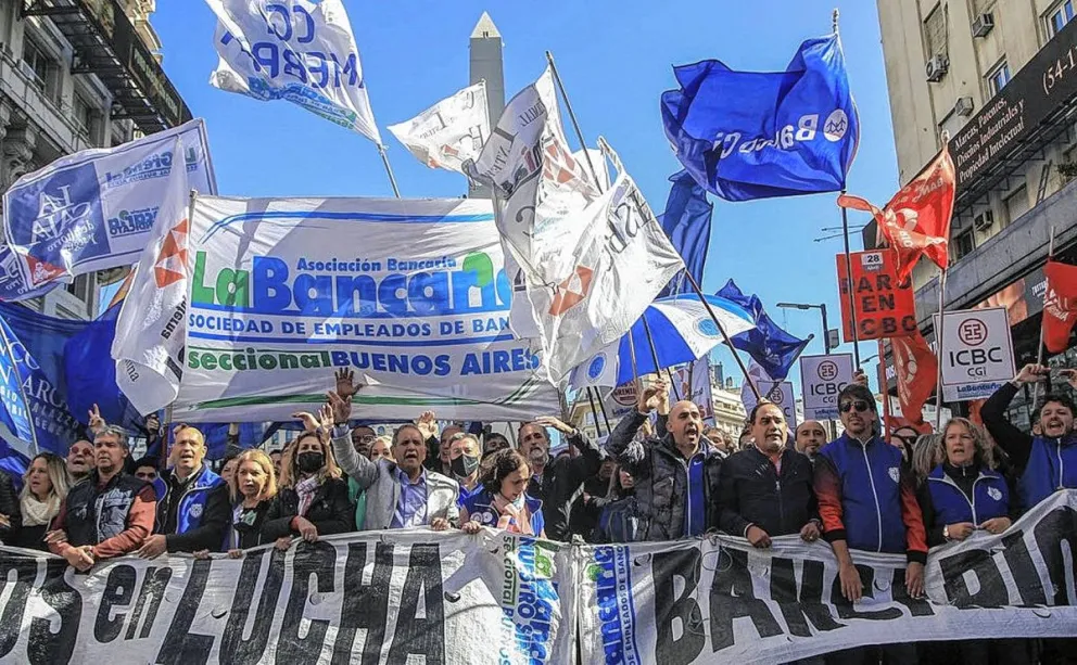 Bancarios cerraron paritaria con aumento del 60%