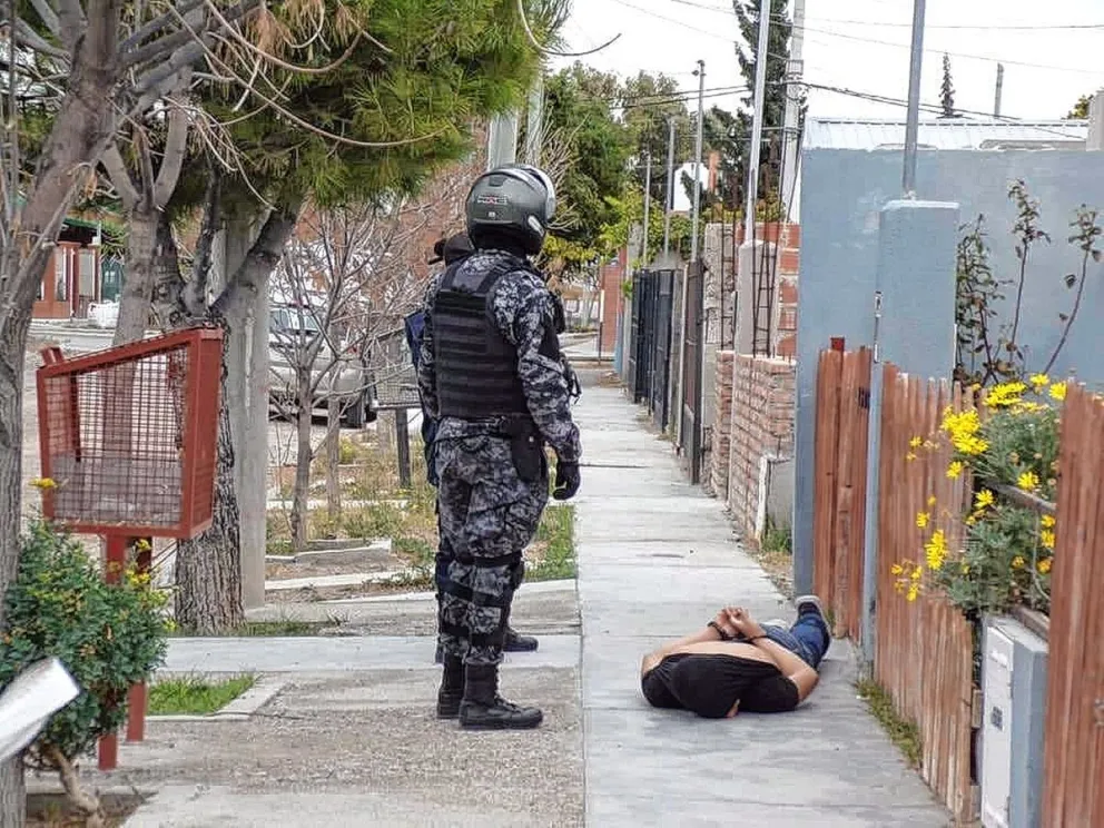 Asaltan estación de servicio del ACA de Trelew y tras escapar en auto y a los tiros de la policía, dos ladrones caen presos