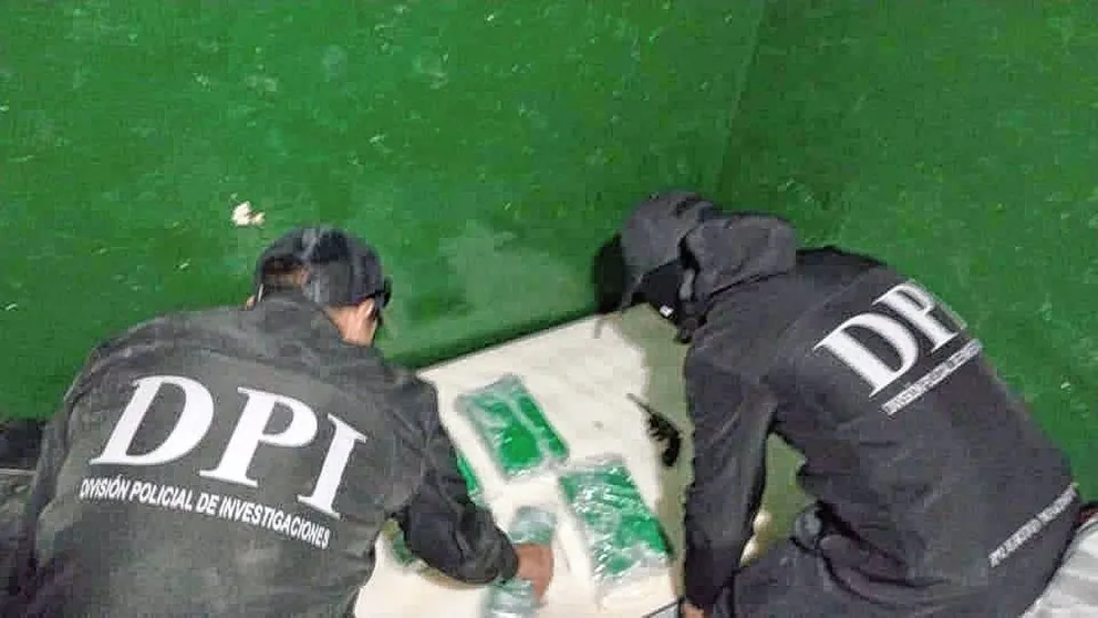 Fueron a allanarle la casa a un ladrón por un robo y terminaron encontrando más de 6 kilos de marihuana