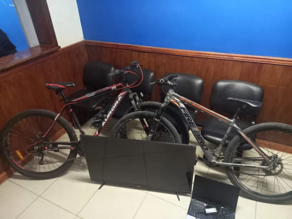 Encontraron dos bicicletas y aparatos electrónicos y buscan a los propietarios 