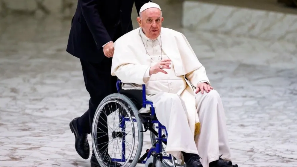 El Papa se mostró por primera vez en silla de ruedas por su dolor de rodilla