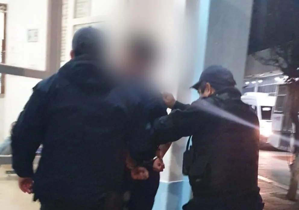 Golpeaba autos estacionados y al intervenir policías quiso atacarlos