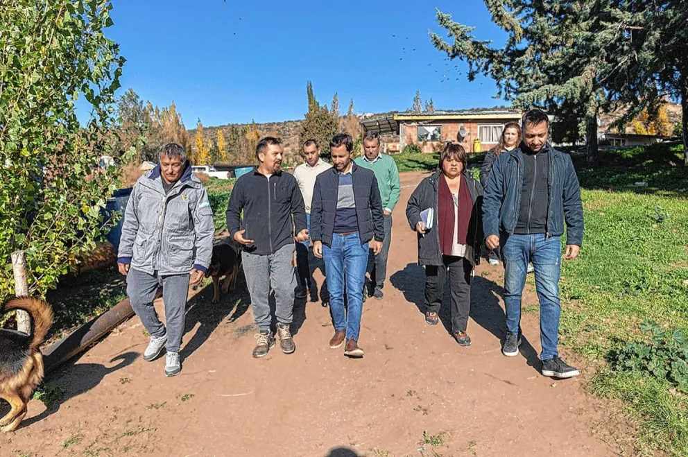Funcionarios visitaron una granja porcina en barrio Bella Vista Sur
