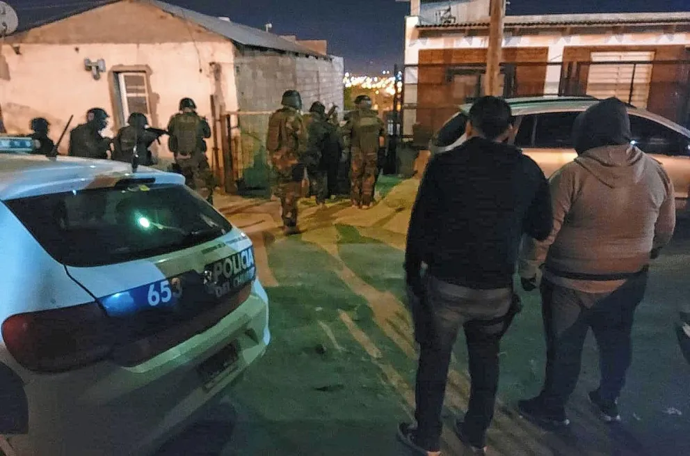 Un hombre fue apuñalado en la pierna y murió mientras esperaba la ambulancia