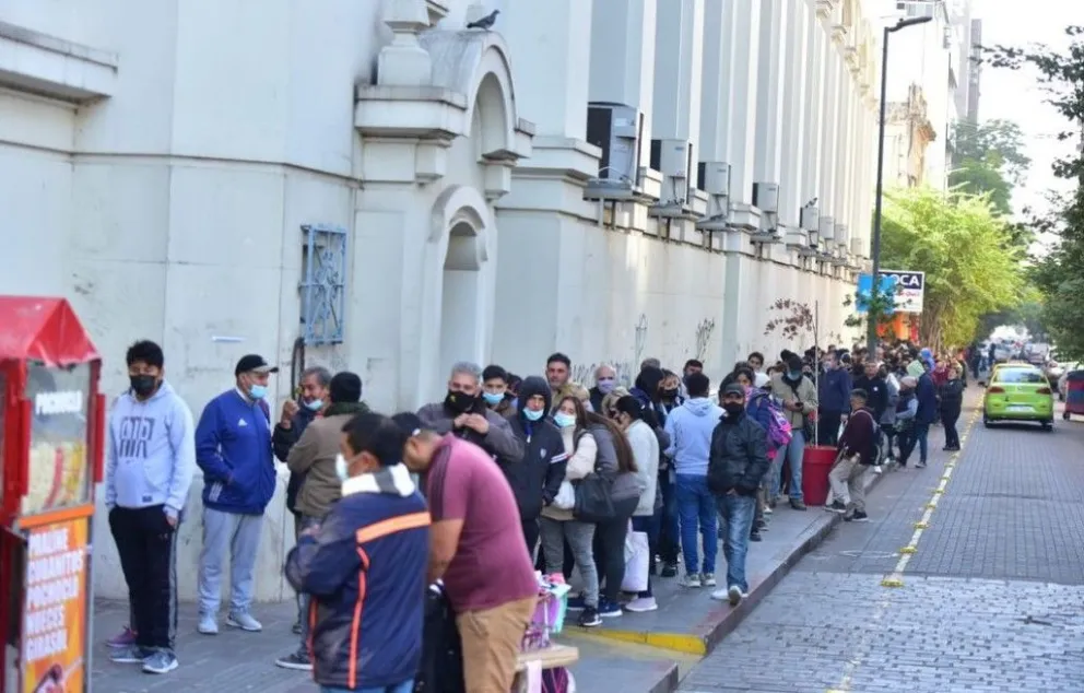Bono de $18.000: largas filas en todo el país en el último día para inscribirse al Refuerzo de Ingresos