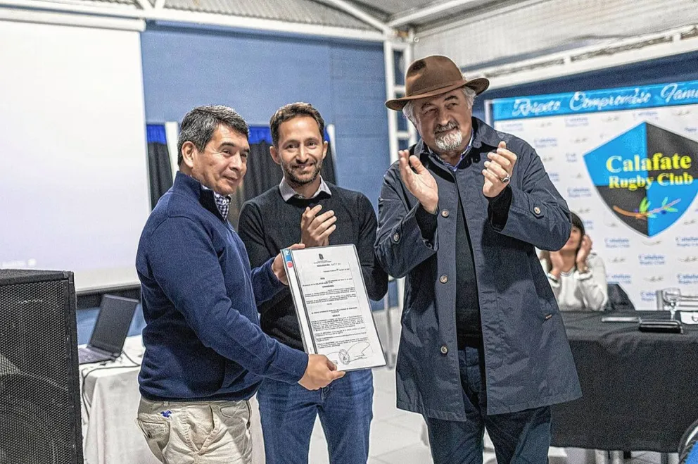 El Municipio entregó aportes para que el club Calafate pueda renovar su cancha de césped sintético