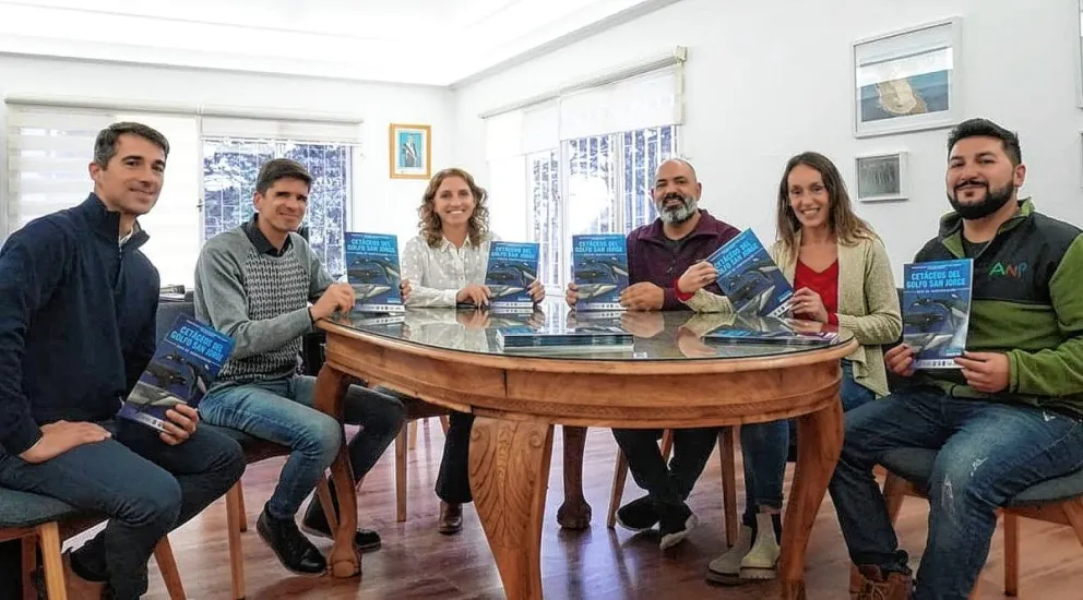 En Rada Tilly se realizó el lanzamiento de la guía “Cetáceos del Golfo San Jorge”