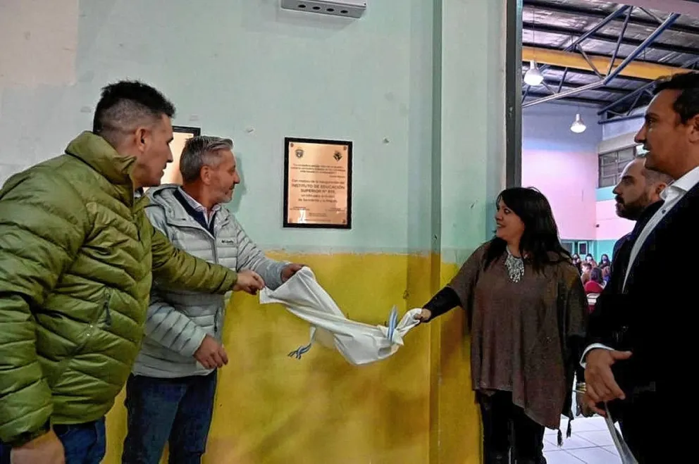 El gobernador encabezó la apertura del Instituto de Educación Superior N° 819 y anunció la primera Escuela Técnica para Sarmiento