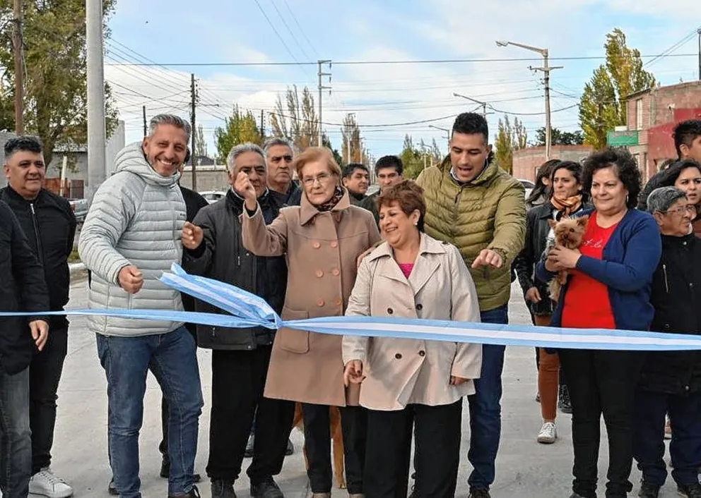 El Gobierno inauguró cuadras de pavimento en Sarmiento